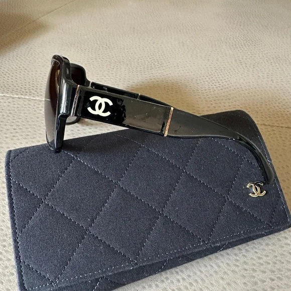 CHANEL Black Quilted Case with Black Oversized Sunglasses - Picture 2 of 5